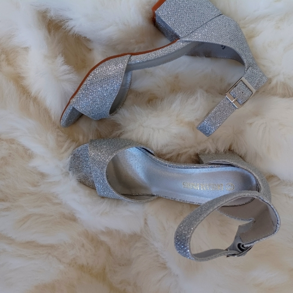 Dream Pairs Silver pumps, Size 7.5